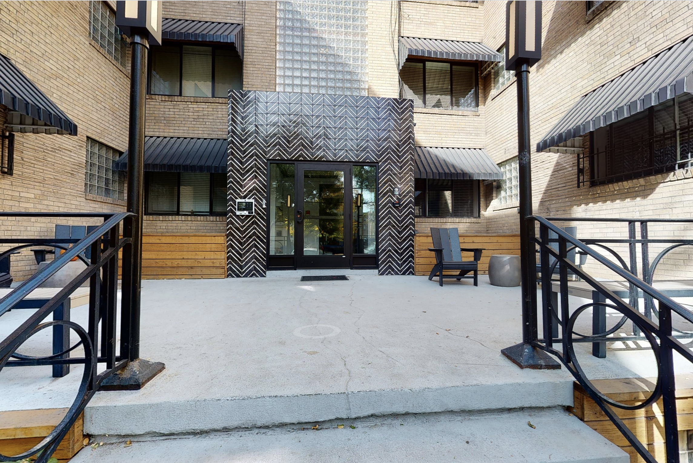 3D tour thumbnail for 611 E 11th exterior.
